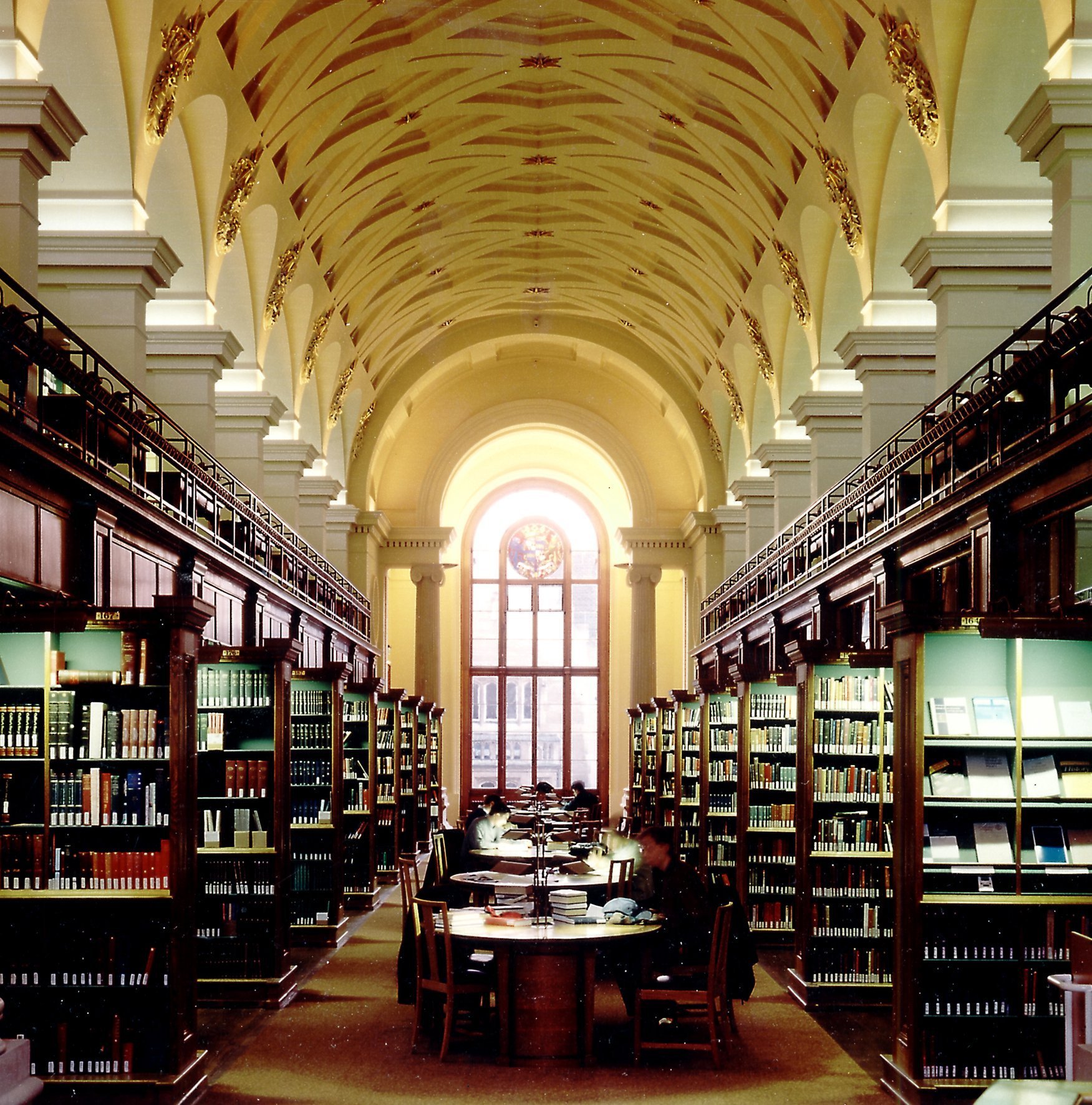 Языковая библиотека. Библиотека Кембриджа Университетская. Библиотека Кембриджского университета. Библиотека Тринити-колледжа в Кембридже. Кембриджский университет внутри библиотека.