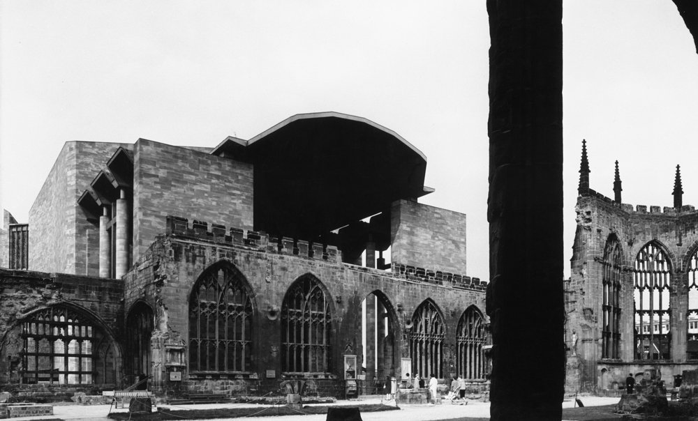 Photograph of the new entrance to the ruins, cut from the remaining tracery of a former window, by Henk Snoek, 1962. 